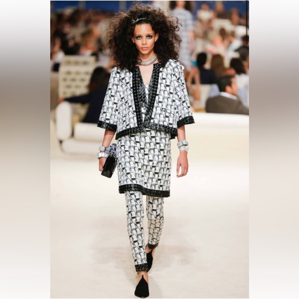 CHANEL Gold Heel — CC Logo Black Suede Mules - Picture 11 of 11